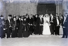 Magyarország, Budapest V., Március 15. (Eskü) tér, a felvétel a Belvárosi Nagyboldogasszony Főplébánia-templom kapujánál készült., 1947, Hámori Gyula, Budapest, bunda, esküvő, Fortepan #104665