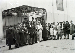 Magyarország, Budapest VII., a Kazinczy utcai orthodox központ udvara, hüpe (menyegzői baldachin) a zsinagógánál., 1947, Hámori Gyula, zsidóság, Budapest, héber írás, hüpe, Dávid csillag, esküvő, Fortepan #104668