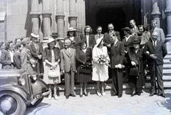 Magyarország, Budapest IX., Bakáts tér, Assisi Szent Ferenc-templom., 1946, Hámori Gyula, kalap, esküvő, német gyártmány, taxi, DKW-márka, menyasszony, vőlegény, ünneplő ruha, automobil, DKW F5/F7/F8, Budapest, násznép, Fortepan #104679