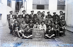 Magyarország, Budapest VII., a Kazinczy utcai orthodox központ udvara a zsinagógánál. Csoportkép egy negyedikes fiúosztályról., 1947, Hámori Gyula, Budapest, fiúosztály, osztálykép, Fortepan #104681