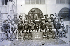 Magyarország, Budapest VII., a Kazinczy utcai orthodox központ udvara a zsinagógánál. Csoportkép egy elsős fiúosztályról., 1947, Hámori Gyula, osztálykép, Budapest, ölbe tett kéz, Fortepan #104683