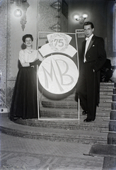 Hungary, Budapest XI., Gellért Gyógyfürdő, jubileumi bál résztvevői a főbejárat melletti lépcsőnél., 1948, Hámori Gyula, Budapest, lady, gentleman, white tie, evening gown, Fortepan #104689