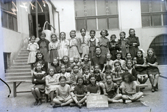 Magyarország, Budapest VII., a Kazinczy utcai orthodox központ udvara a zsinagógánál. Csoportkép egy negyedikes leányosztályról., 1947, Hámori Gyula, osztálykép, Budapest, Fortepan #104694