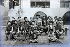 Magyarország, Budapest VII., a Kazinczy utcai orthodox központ udvara a zsinagógánál. Csoportkép egy harmadikos fiúosztályról., 1947, Hámori Gyula, osztálykép, Budapest, ölbe tett kéz, Fortepan #104695