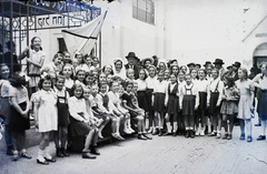 Magyarország, Budapest VII., a Kazinczy utcai orthodox központ udvara, balra a zsinagógánál a hüpe (menyegzői baldachin), szemben az izraelita községháza bejárata., 1947, Hámori Gyula, zsidóság, Budapest, hüpe, esküvő, gyerekek, ünneplő ruha, Fortepan #104720