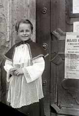 Magyarország, Budapest V., Március 15. (Eskü) tér, a felvétel a Belvárosi Nagyboldogasszony Főplébánia-templom kapujánál készült., 1947, Hámori Gyula, ministráns, Budapest, Fortepan #104730