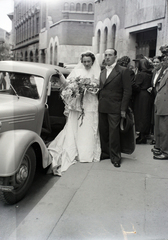 Magyarország, Budapest VII., Kazinczy utca, a felvétel a zsinagóga előtt készült., 1947, Hámori Gyula, Budapest, esküvő, autóba szállás, Fortepan #104745