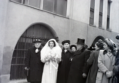 Magyarország, Budapest VII., a Kazinczy utcai orthodox központ udvara a zsinagógánál., 1947, Hámori Gyula, cilinder, Budapest, esküvő, Fortepan #104753