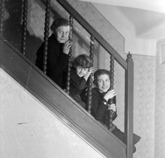 1932, Kurutz Márton, railing, tableau, stairs, kids, sitting on stairs, Fortepan #10476