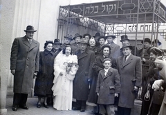 Magyarország, Budapest VII., a Kazinczy utcai orthodox központ udvara, hüpe (menyegzői baldachin) a zsinagógánál., 1947, Hámori Gyula, zsidóság, Budapest, héber írás, hüpe, Dávid csillag, esküvő, Fortepan #104766