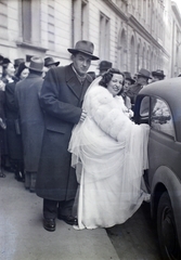 Magyarország, Budapest VII., Kazinczy utca a zsinagógától a Wesselényi utca felé nézve., 1947, Hámori Gyula, Budapest, esküvő, autóba szállás, Fortepan #104767