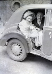 Hungary, Budapest VII., Dohány utca, a felvétel a zsinagóga udvarán készült., 1948, Hámori Gyula, Budapest, bride, automobile, groom, tire, untitled, Fortepan #104770