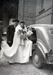 Hungary, Budapest VII., a felvétel a Dohány utca zsinagóga bejárata előtt készült., 1948, Hámori Gyula, taxicab, crest, bouquet, untitled, number plate, Kossuth coat of arms, Budapest, entering the car, Fortepan #104779