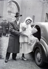 Hungary, Budapest VII., Dohány utcai zsinagóga udvara, háttérben a Wesselényi utcai kapu., 1948, Hámori Gyula, Budapest, entering the car, bride, groom, Fortepan #104781