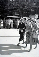 Magyarország, Budapest V., Ferenciek tere, a felvétel a Belvárosi Ferences templom előtt készült., 1947, Hámori Gyula, Budapest, fagylalt, kalap, hölgy, kosztüm, Fortepan #104820