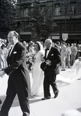 Magyarország, Budapest V., Ferenciek tere, a felvétel a Belvárosi Ferences templom előtt készült., 1947, Hámori Gyula, Budapest, esküvő, fagylalt, úriember, menyasszony, szmoking, csokornyakkendő, Fortepan #104822