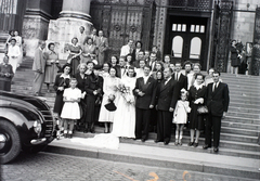 Magyarország, Budapest V., Szent István tér, a felvétel a Szent István-bazilika főbejárata előtt készült., 1947, Hámori Gyula, Budapest, esküvő, csoportkép, Fortepan #104832