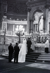 Magyarország, Budapest V., Szent István tér, Szent István-bazilika. A főoltár Kauser József építész munkája., 1947, Hámori Gyula, esküvő, pap, szobor, oltár, templombelső, Szent István-ábrázolás, Budapest, esküvői tanú, Fortepan #104838