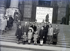 Magyarország, Budapest V., Szent István tér, a felvétel a Szent István-bazilika főbejárata előtt készült., 1947, Hámori Gyula, Budapest, esküvő, csoportkép, Fortepan #104848