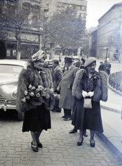 Hungary, Budapest V.,Budapest VI., Szent István tér a Szent István-bazilika északi oldalánál, háttérben a Bajcsy-Zsilinszky út, szemben a Lázár utca torkolata., 1948, Hámori Gyula, Budapest, hat, lady, fur, Fortepan #104851