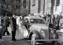 Magyarország, Budapest V., Szent István tér a Szent István-bazilika főbejárata előtt., 1948, Hámori Gyula, taxi, Renault Juvaquatre, rendszám, Budapest, autóba szállás, menyasszony, vőlegény, Fortepan #104857