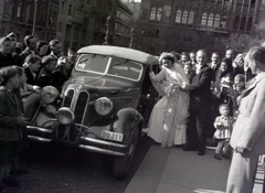 Magyarország, Budapest V., Szent István tér a Szent István-bazilika főbejárata előtt, háttérben a Hercegprímás (Wekerle Sándor) utca házsora., 1948, Hámori Gyula, BMW-márka, rendszám, Budapest, autóba szállás, menyasszony, vőlegény, Fortepan #104859