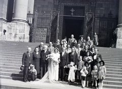 Magyarország, Budapest V., Szent István tér, a Szent István-bazilika főbejárata., 1948, Hámori Gyula, Budapest, esküvő, csoportkép, felirat, Fortepan #104860