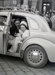 Magyarország, Budapest V., Szent István tér, háttérben a Szent István-bazilika főbejárata., 1948, Hámori Gyula, taxi, Budapest, menyasszony, automobil, vőlegény, Fortepan #104863