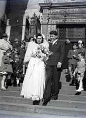 Magyarország, Budapest V., Szent István tér, a Szent István-bazilika lépcsősora a főbejárat előtt., 1948, Hámori Gyula, Budapest, latin felirat, menyasszony, vőlegény, Fortepan #104865