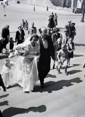 Magyarország, Budapest V., Szent István tér, a felvétel a Szent István-bazilika főbejárata előtt készült., 1948, Hámori Gyula, Budapest, menyasszony, vőlegény, Fortepan #104866