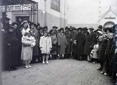 Magyarország, Budapest VII., a Kazinczy utcai orthodox központ udvara, balra a zsinagógánál a hüpe (menyegzői baldachin), szemben az izraelita községháza bejárata., 1948, Hámori Gyula, zsidóság, Budapest, héber írás, hüpe, Dávid csillag, Fortepan #104867