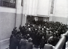 Magyarország, Budapest VII., a Kazinczy utcai orthodox központ udvara, hüpe (menyegzői baldachin) a zsinagógánál., 1948, Hámori Gyula, zsidóság, Budapest, hüpe, tömeg, Fortepan #104873