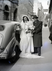 Magyarország, Budapest VII., Dob utca a Kazinczy utca felől a Klauzál tér felé nézve., 1948, Hámori Gyula, Budapest, autóba szállás, menyasszony, vőlegény, Fortepan #104876