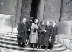 Magyarország, Budapest V., Szent István tér, a Szent István-bazilika egyik északi oldalbejárata., 1948, Hámori Gyula, Budapest, kalap, hölgy, úriember, csoportkép, télikabát, Fortepan #104886