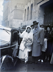 Magyarország, Budapest VII., Kazinczy utca, a felvétel a zsinagóga melletti orthodox központ bejáratánál készült., 1948, Hámori Gyula, Budapest, autóba szállás, menyasszony, vőlegény, Fortepan #104889