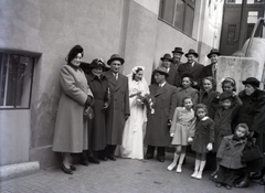 Magyarország, Budapest VII., a Kazinczy utcai orthodox központ udvara a zsinagógánál., 1948, Hámori Gyula, Budapest, esküvő, csoportkép, Fortepan #104897