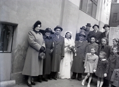 Magyarország, Budapest VII., a Kazinczy utcai orthodox központ udvara a zsinagógánál., 1948, Hámori Gyula, Budapest, rontott fotó, esküvő, csoportkép, Fortepan #104903