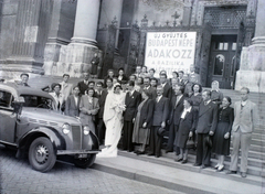 Magyarország, Budapest V., Szent István tér, a Szent István-bazilika főbejárata., 1948, Hámori Gyula, esküvő, taxi, Renault-márka, menyasszony, vőlegény, Renault Juvaquatre, rendszám, Budapest, felirat, Fortepan #104906