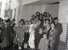 Magyarország, Budapest VII., a Kazinczy utcai orthodox központ bejárata, kapualj a zsinagóga mellett., 1948, Hámori Gyula, esőkabát, Budapest, esküvő, kalap, menyasszony, vőlegény, Fortepan #104907