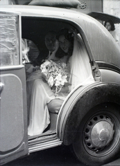 Magyarország, Budapest VII., Kazinczy utca, a felvétel a zsinagóga melletti orthodox központ bejáratánál készült., 1948, Hámori Gyula, Budapest, menyasszony, automobil, vőlegény, Fortepan #104908