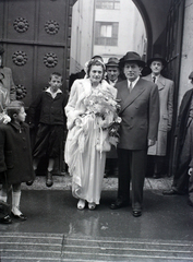 Magyarország, Budapest VII., a Kazinczy utcai orthodox központ bejárata a zsinagóga mellett., 1948, Hámori Gyula, Budapest, menyasszony, Fortepan #104909