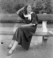 1932, Kurutz Márton, woman, bench, prop up the head, leg over leg, Fortepan #10491