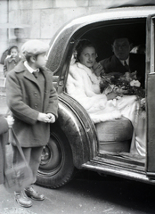 Magyarország, Budapest VII., Kazinczy utca, a felvétel a zsinagóga előtt készült., 1948, Hámori Gyula, Budapest, menyasszony, automobil, vőlegény, Fortepan #104910