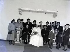 Magyarország, Budapest VII., a Kazinczy utcai orthodox központ, Sasz Chevra imaház., 1948, Hámori Gyula, zsidóság, Budapest, héber írás, Dávid csillag, menyasszony, csoportkép, Fortepan #104917