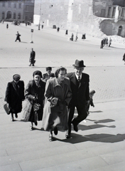 Magyarország, Budapest V., Szent István tér, a felvétel a Szent István-bazilika főbejárata előtt készült, szemben a Sas utca., 1948, Hámori Gyula, Budapest, felülnézet, hölgy, úriember, lépcső, Fortepan #104919