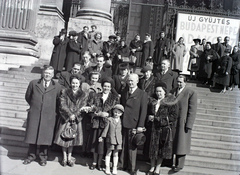 Magyarország, Budapest V., Szent István tér, a Szent István-bazilika főbejárata., 1948, Hámori Gyula, Budapest, hölgy, úriember, kisfiú, csoportkép, rövidnadrág, sapka, bunda, lépcső, Fortepan #104920