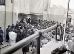 Magyarország, Budapest VII., a Kazinczy utcai orthodox központ udvara, balra a zsinagógánál a hüpe (menyegzői baldachin), szemben az izraelita községháza bejárata., 1948, Hámori Gyula, zsidóság, Budapest, hüpe, Fortepan #104924