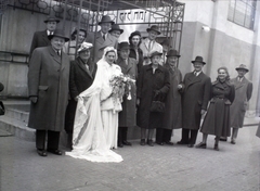 Magyarország, Budapest VII., a Kazinczy utcai orthodox központ udvara, hüpe (menyegzői baldachin) a zsinagógánál., 1948, Hámori Gyula, zsidóság, Budapest, hüpe, csoportkép, esküvő, Fortepan #104925