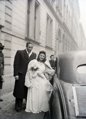 Magyarország, Budapest VII., Kazinczy utca a zsinagógától a Wesselényi utca felé nézve., 1948, Hámori Gyula, Budapest, autóba szállás, menyasszony, vőlegény, Fortepan #104933