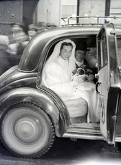 Magyarország, Budapest VII., Kazinczy utca, a felvétel a zsinagóga melletti orthodox központ bejáratánál készült., 1948, Hámori Gyula, Budapest, menyasszony, automobil, vőlegény, Fortepan #104942